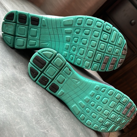 Turquoise and gray Nike running shoes - Picture 3 of 3
